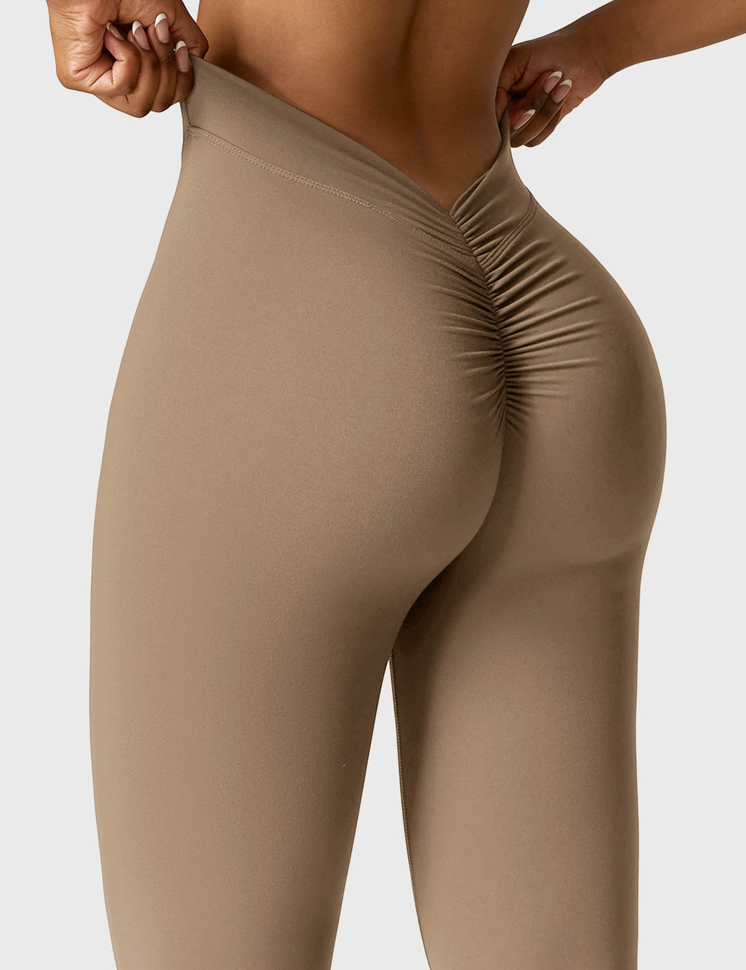 EB | Ausgestellte Leggings mit V-Ausschnitt